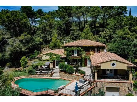 villa traditionnelle 250 m2 avec 4 chambres et studio indépendant sur terrain de 7300m2 et