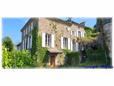 a la campagne  volumes et nombreuses chambres spacieuses