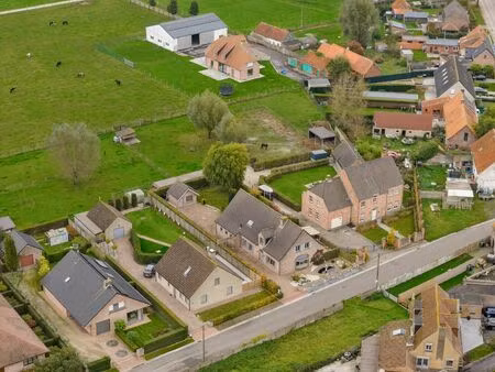alleenstaande villa met 5/6 slaapkamers  dubbele garage en tuin