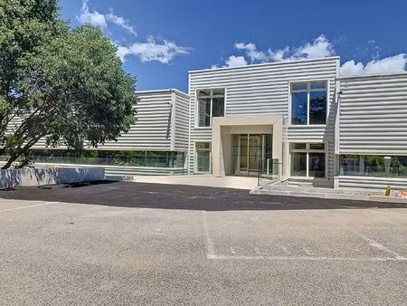 location local commercial 408m² montauroux 83440