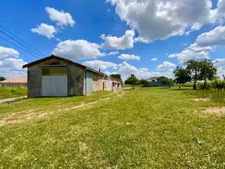 maison charentaise à rénover dans un cadre champêtre à 10 min de jonzac