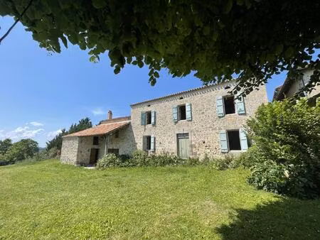 maison gasconne en pierre située au bord d’un hameau avec des vues lointaines sur la...
