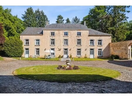 propriété de caractère dans un cadre verdoyant