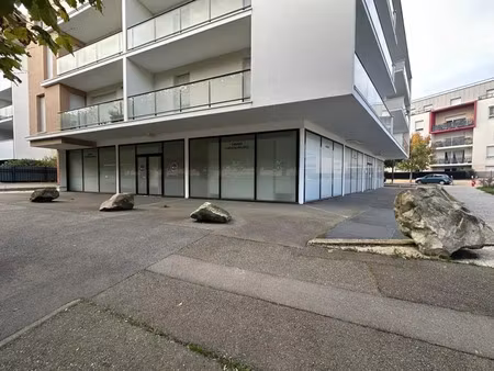 local commercial en pied d'immeuble à louer