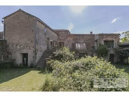 ferme en grande partie rénové avec cour intérieure  jardin et grande grange.