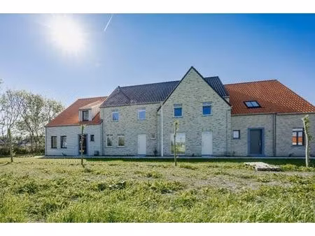 maison neuve semi-ouverte et orientée vers le sud  à deux p