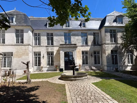 angouleme plateau : elegant hotel particulier sur un emplace