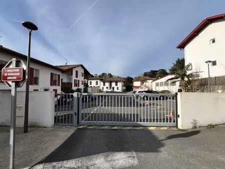 place de parking sécurisée à 1km de st jean de luz