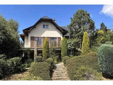 maison proche de toutes commodités  8 pièces  6 chambres  185 m² sur 2913 m² de terrain