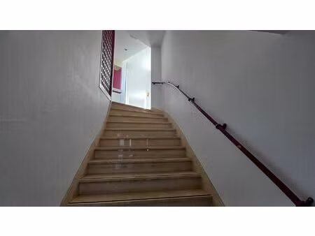 location local professionnel 123m²