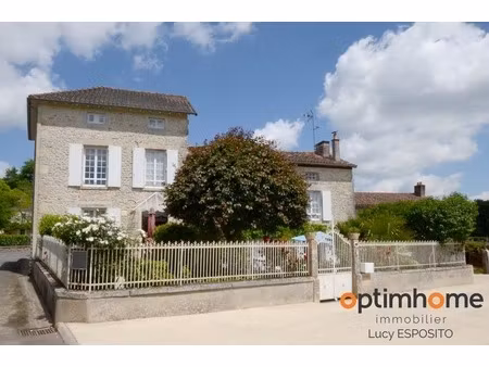 charmante maison de village rénovée  offrant 5 chambres  des dépendances et un jardin  idé