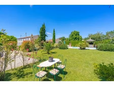saint agnant. vivre et investir : propriété de caractère avec gite générant une excellente