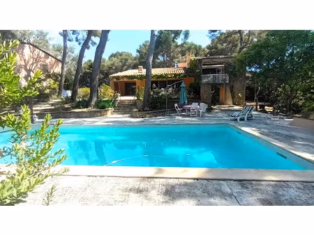 location meublée maison 5 pièces 200 m² à sanary-sur-mer (83110)  2 300 €