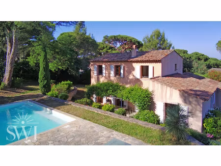 spacieuse villa de charme avec piscine au calme
