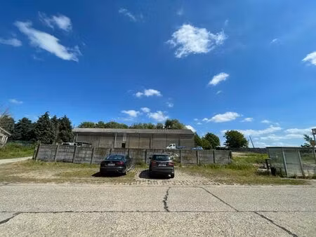 grand entrepôt avec terrains à bâtir et logement