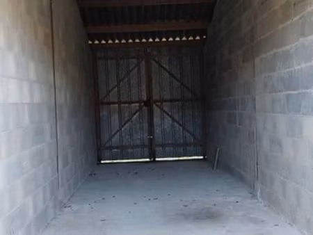 un garage bétonné traversant de 12 m x 3 m  porte 3 m de haut