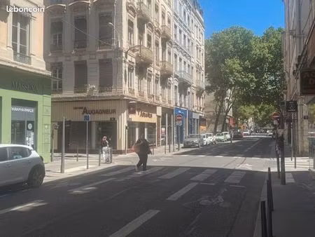 commerce habillement/textile 75 m²