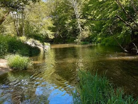hameau; deux maisons; moulin à eau