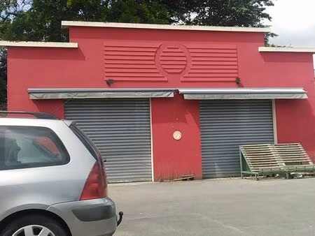 local commercial avec parking et devanture