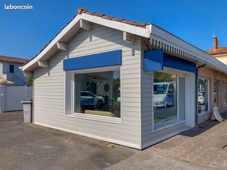 murs commerciaux d’angle avec double vitrine et parking