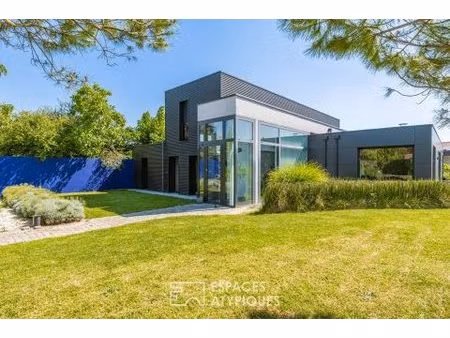 maison d'architecte au style épuré avec piscine et grands volumes