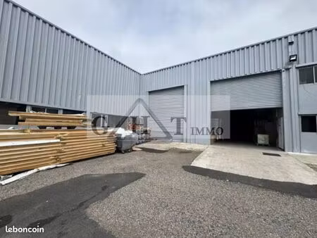 local bureaux 3 244 m²