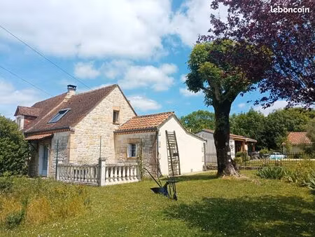 maison en pierre avec piscine