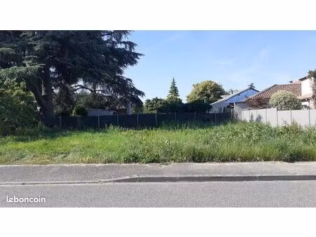 terrain constructible 400m² à pommevic