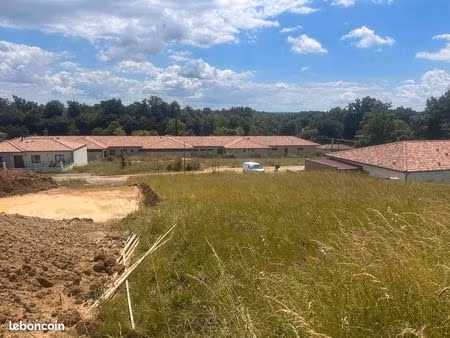 terrain 690 m² realville