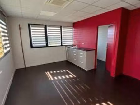 location bureaux et commerces à laval (53000) : à louer / 68m² laval