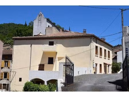 maison de village entièrement rénovée avec petit jardin en face.