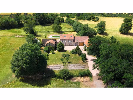 propriété de charme avec dépendances à teilhède