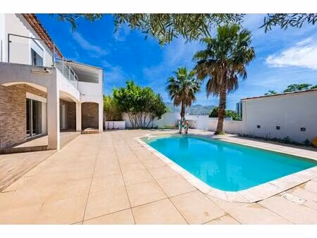 maison contemporaine avec piscine  garage et dépendance