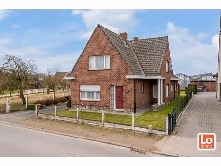 verkocht! charmante open te renoveren woning met garage en grote tuin op een goed bereikba