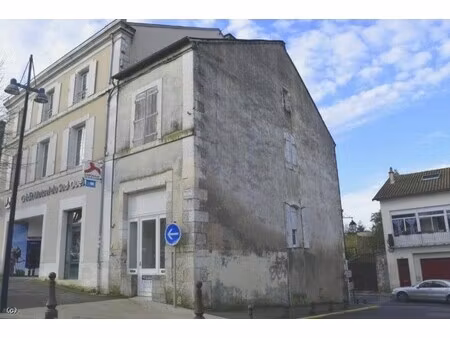 immeuble situé en centre-ville de ruffec avec local / bureaux au rdc. possibilité appartem