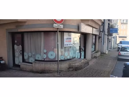 location local commercial 61m2 rodez 12000 - 622 € - surface privée