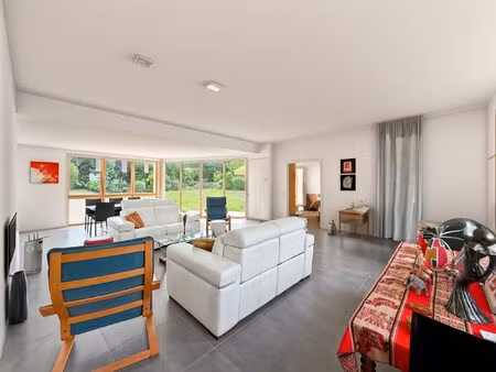 maison familiale de 336 m2 avec piscine couverte et grand terrai