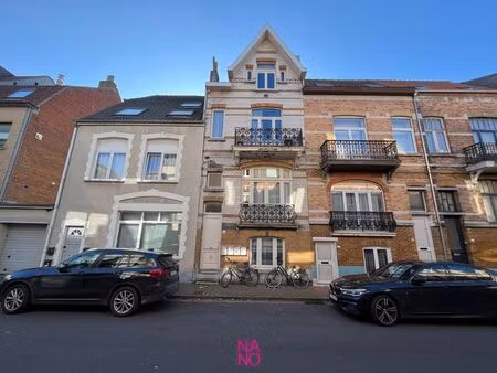 une maison mitoyenne charmante et authentique   en partie...