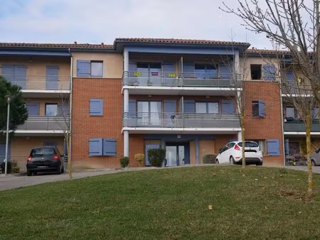 nailloux centre : t2 loué de 35 07 m2 avec balcon