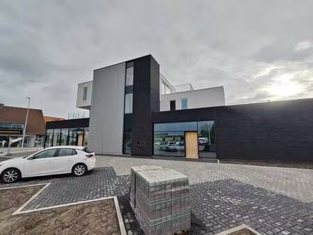 503 m² showroom/kantoor op absolute toplocatie in zedelgem