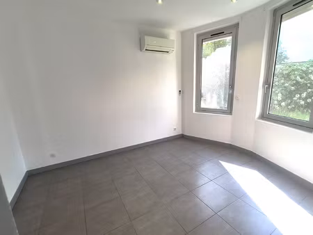 t2 rez-de-jardin avec stationnement