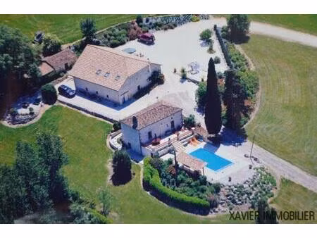 grange aménagée avec deux gites  maison d’amis avec piscine sur un terrain de 2 6ha.