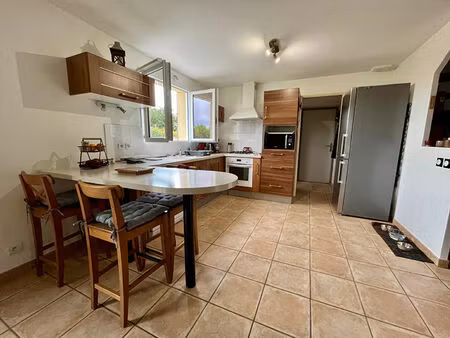 agréable ensemble familial offrant de confortables volumes et double garages à 5mn de bour