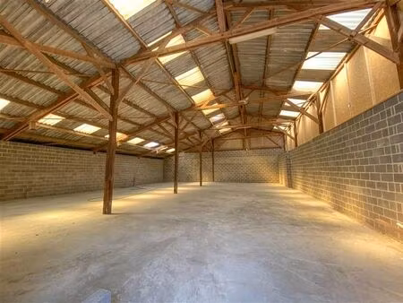 entrepôt facile d'accès avec parking