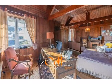 au port et à quelques mètres de la plage  grande maison familiale.