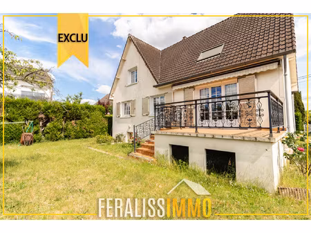 maison individuelle de plain-pied élevée sur sous-sol total