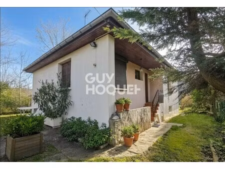 maison avec un sous-sol complet et un grand terrain