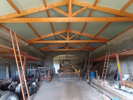 bâtiment 300 m2 sur 3000 m2 de terrain . divisé en 2 lots