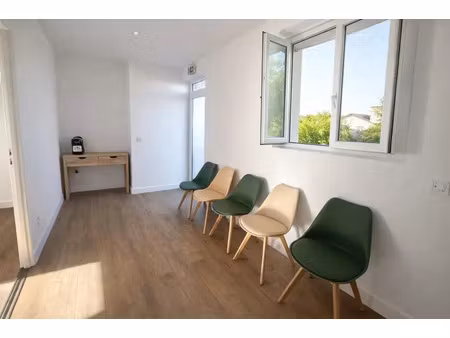 local professionnel avec salle d'attente commune