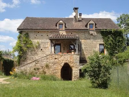 dans un hameau proche de crayssac  maison en pierre en excellentes conditions  avec...